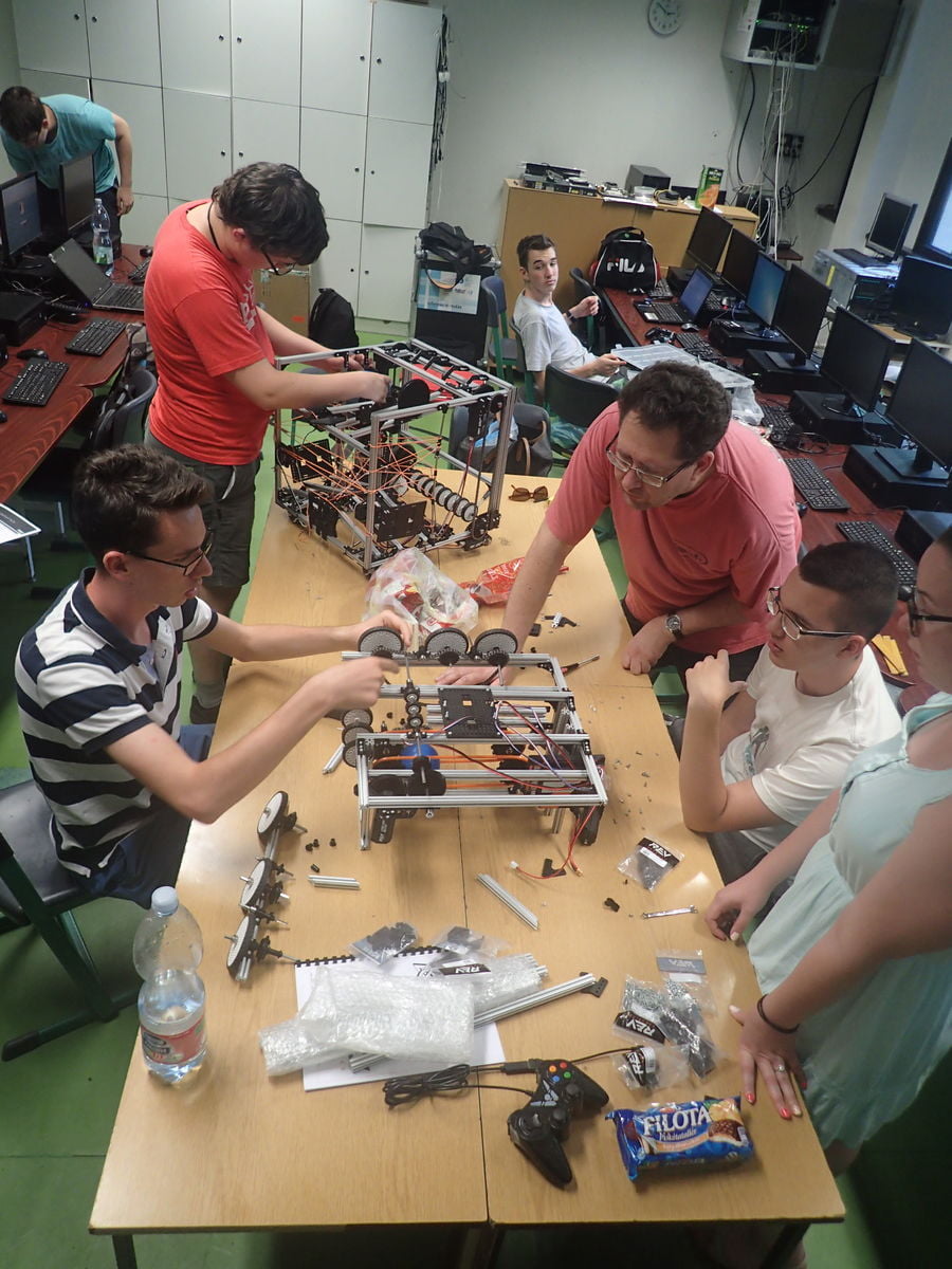 2 magyar csapat is megy a first global nemzetközi robotversenyre
